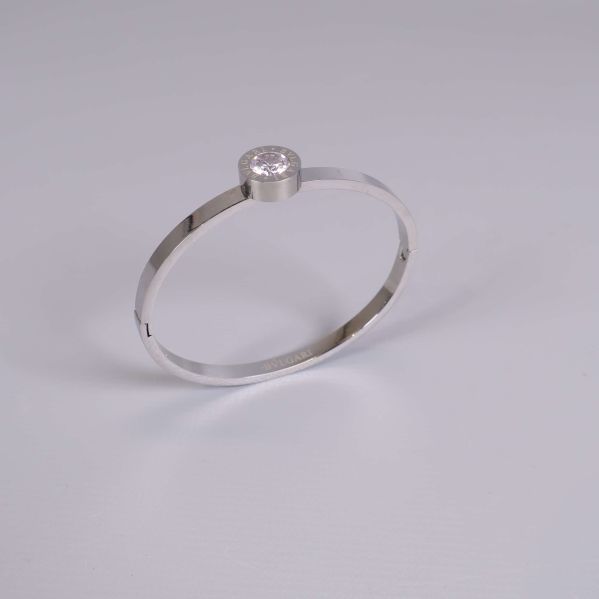 Silverfärgat armband med stor kristall mitt på