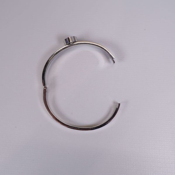Uppfällt armband i silverfärg med rund kristall