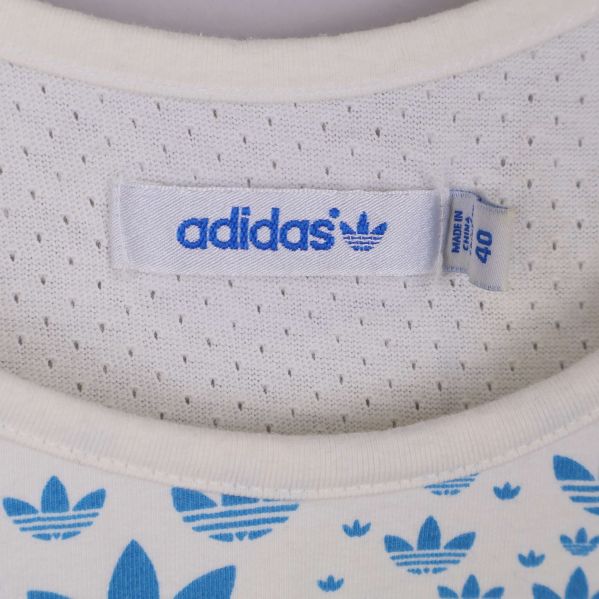 Närbild på Adidas etikett och storlekslapp i halsen