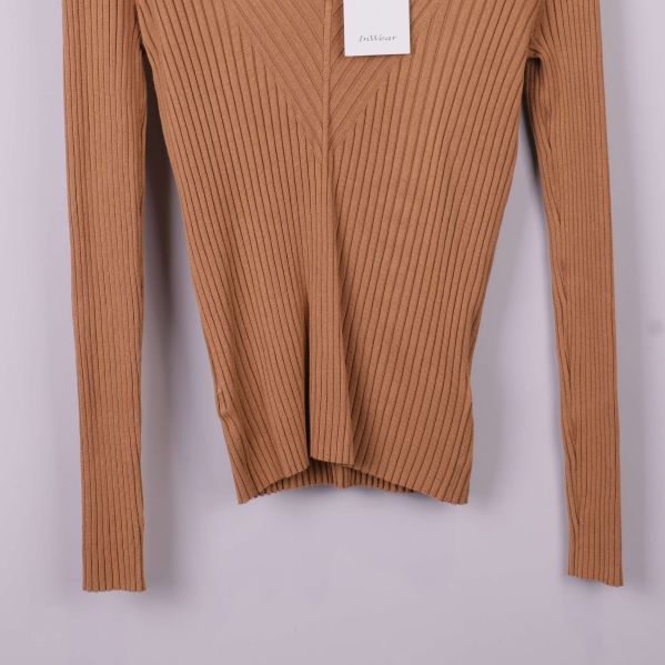 Nederdel på ribbstickad beige topp med lång ärm