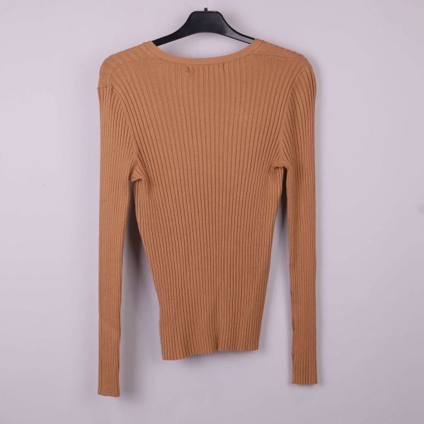 Baksidan av ribbstickad beige långärmad topp