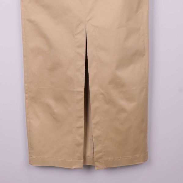 Nedre del av beige kjol med slits framtill