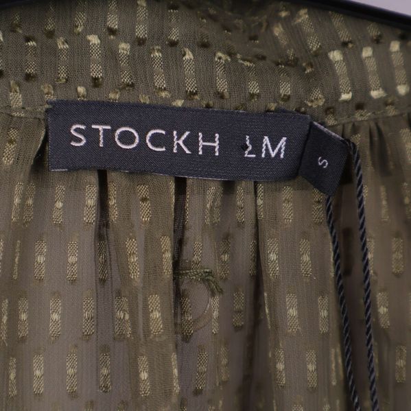 Etikett med STOCKH LM logga och storlek S