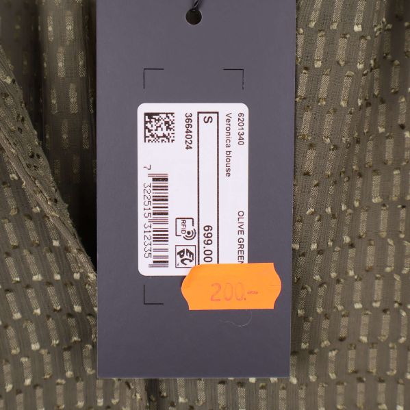Prislapp och produkttagg i olivgrönt med texten 'OLIVE GREEN' och storlek S