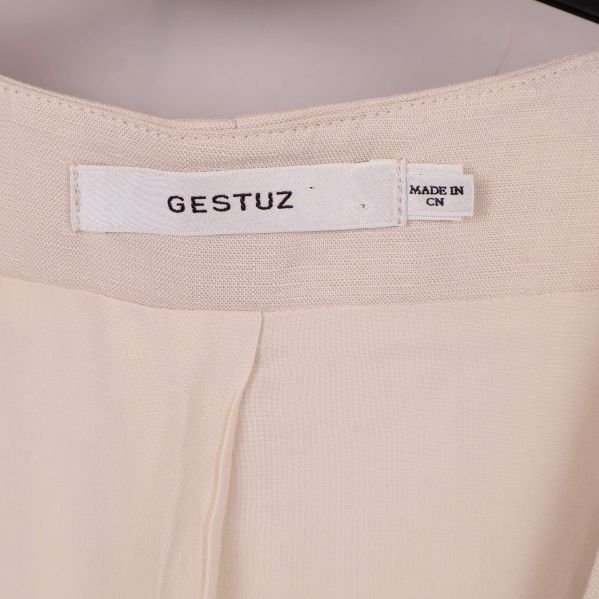 Gestuz-etikett i nacken på beige väst