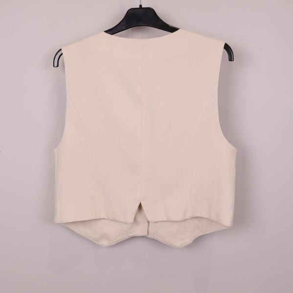 Baksidan av beige väst med liten slits nertill