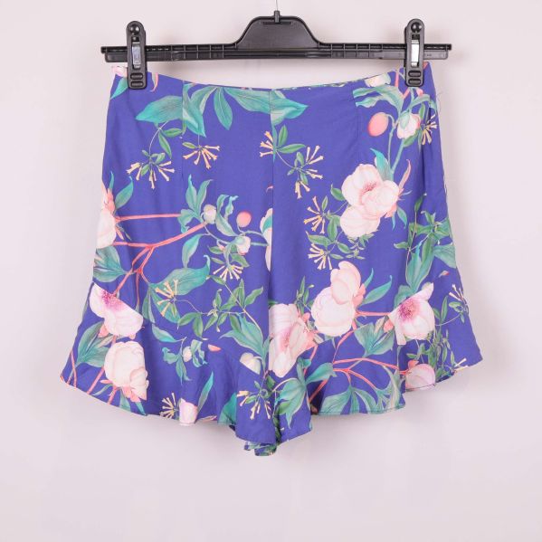Baksidan av blå shorts med blommönster och volanger