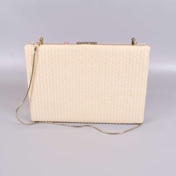 Baksidan av clutch i flätad beige struktur 