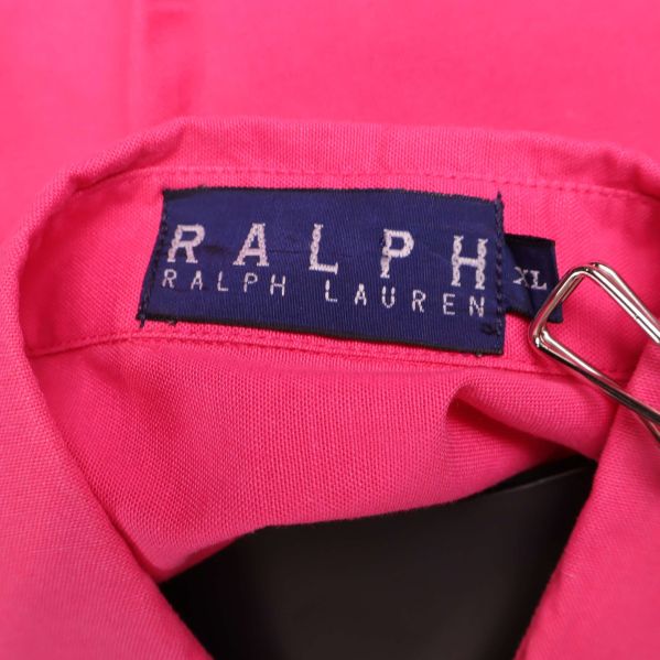Namn- och storleksetikett från Ralph Lauren inuti skjortan