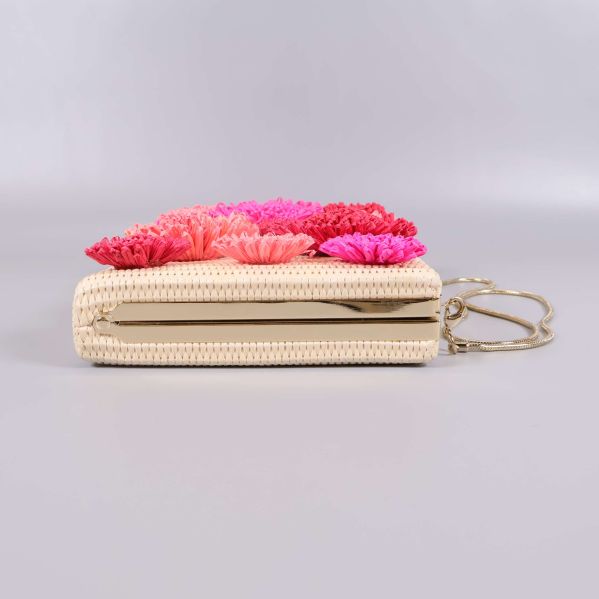 Clutch sedd från sidan med guldfärgad ram och pompons