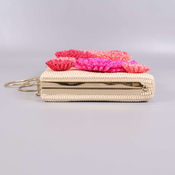 Clutch sedd från motsatt sida, visar pompons och guldram