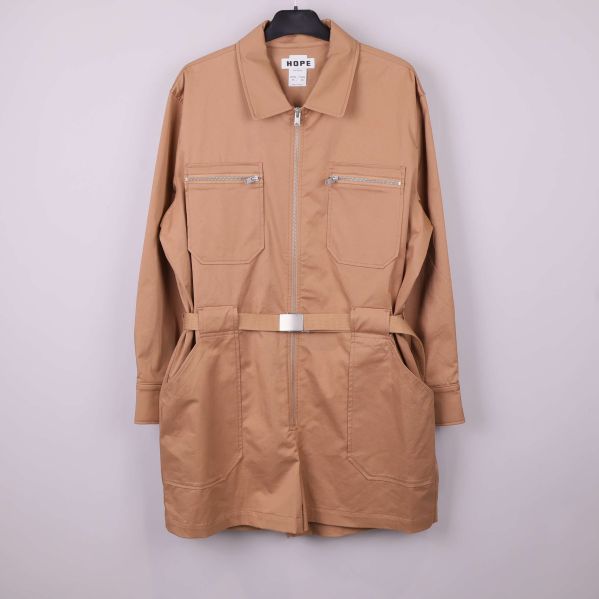 Kort jumpsuit i beige med dragkedja och fickor