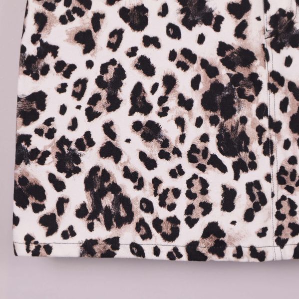 Leopardmönstrad kjols nederkant visas närbild