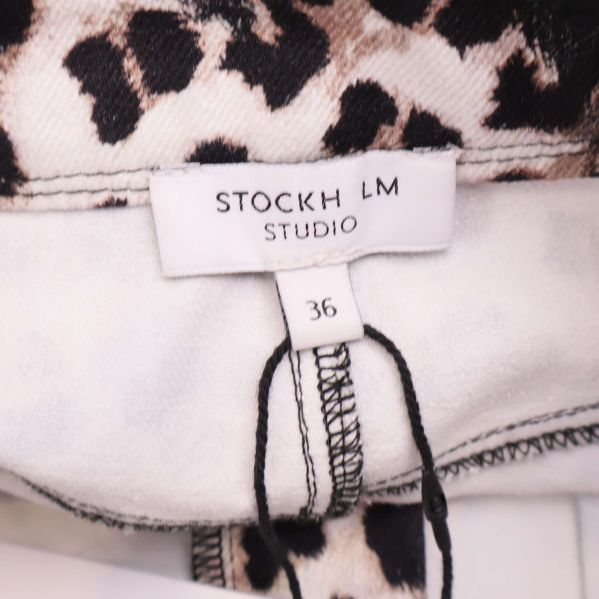 Storlekslapp med texten STOCKH LM STUDIO och storlek 36