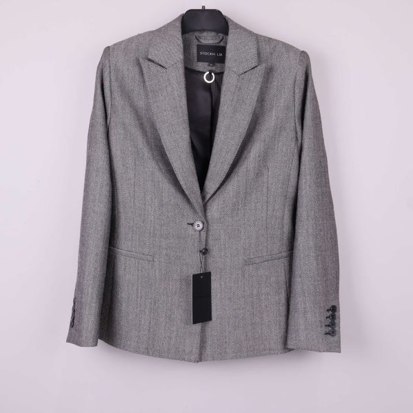 Grå blazer på galge med klassisk krage framifrån
