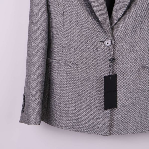 Närbild på blazer nedre framstycke och knapp