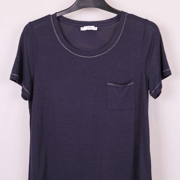 Närbild blå t-shirt, synliga sömmar och ficka på bröstet