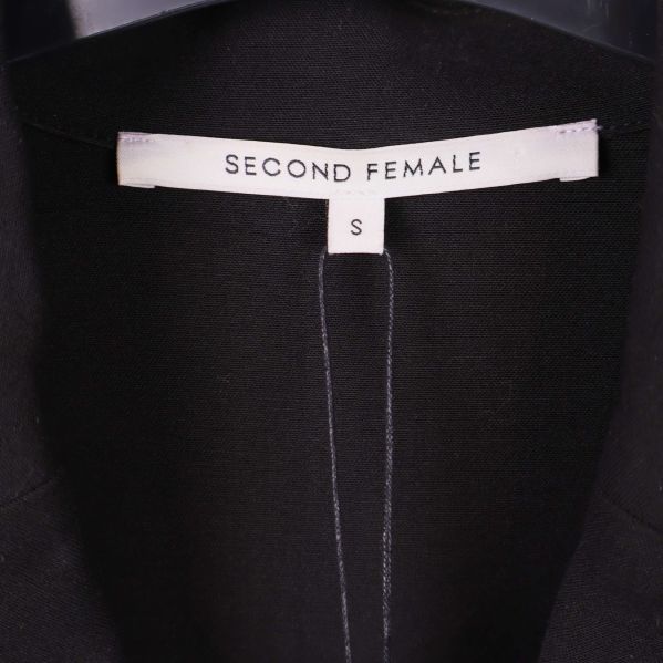 Etikett med Second Female och stl S i nacken