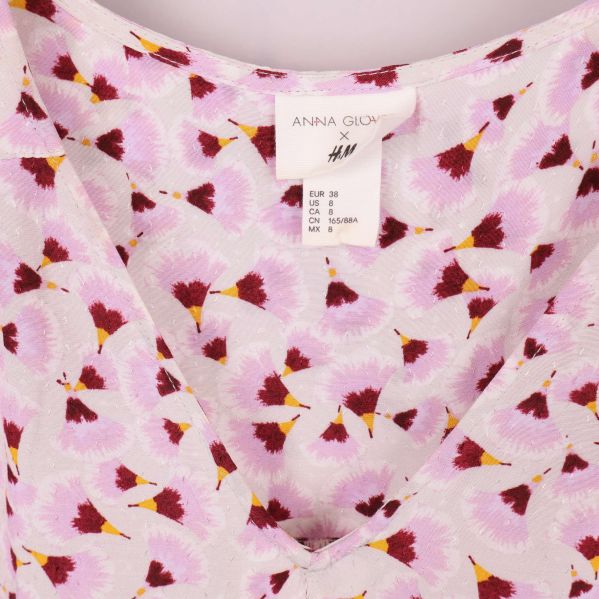 Närbild på nacketikett med Anna Glover x H&M