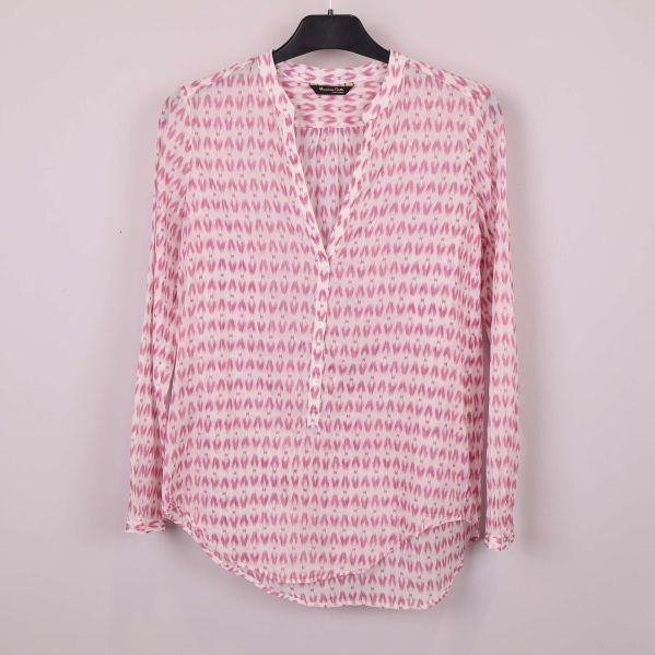 Blus med rosa mönster framifrån på galge