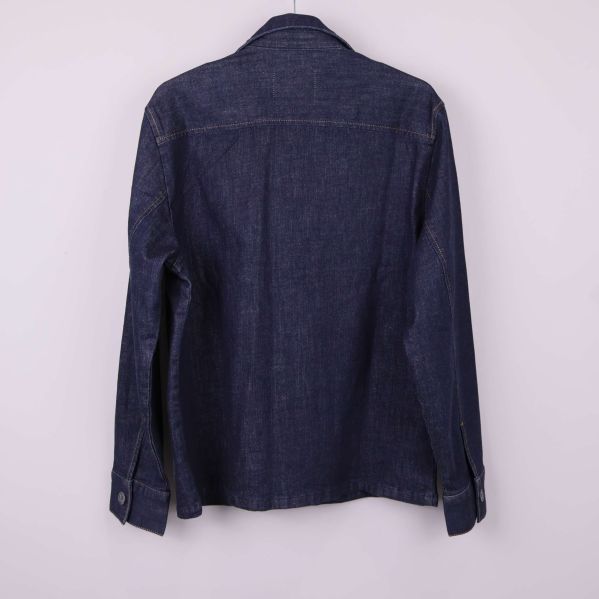 Baksida av denim overshirt i helfigur