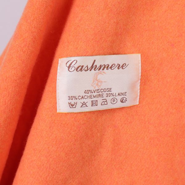 Närbild på materialetikett med cashmereblandning