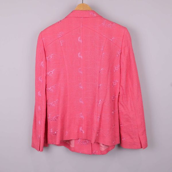 Baksidan av rosa broderad kavaj 