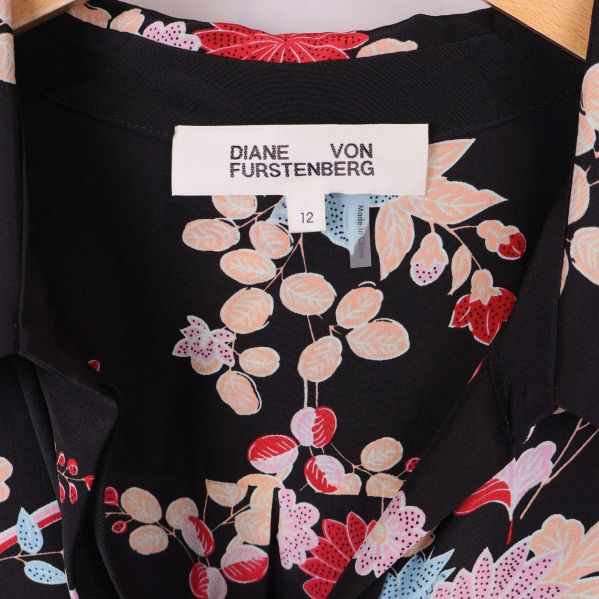 Närbild på etikett Diane von Furstenberg i blommig skjortklänning