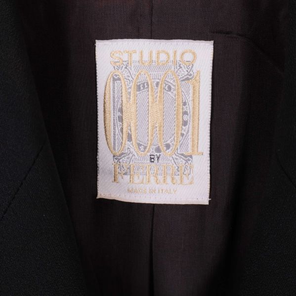 Närbild på etikett med Studio Ferre 0001-logotyp