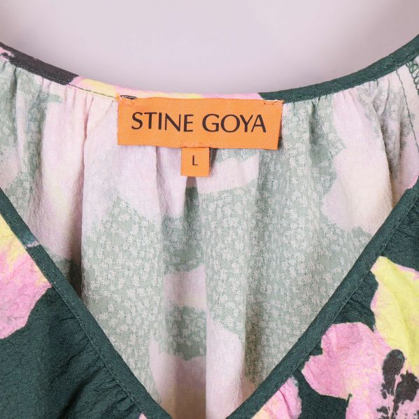 Närbild på etikett med texten STINE GOYA i nacken