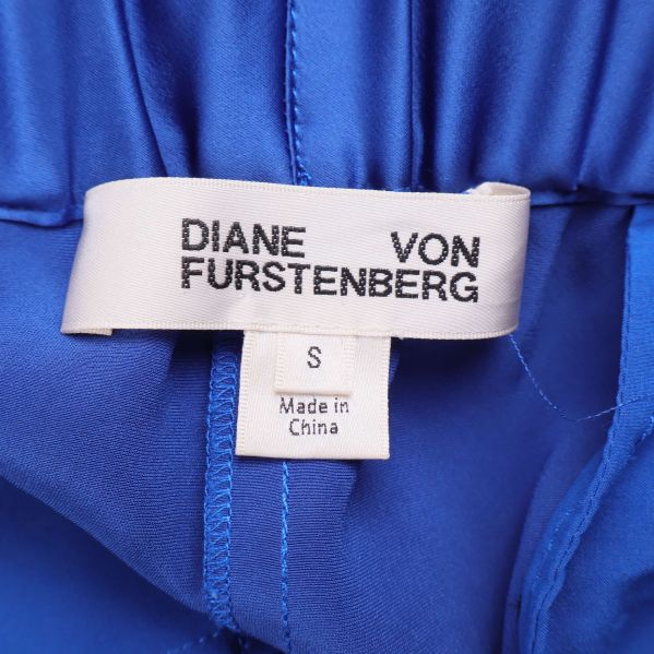Närbild av Diane von Furstenberg etikett