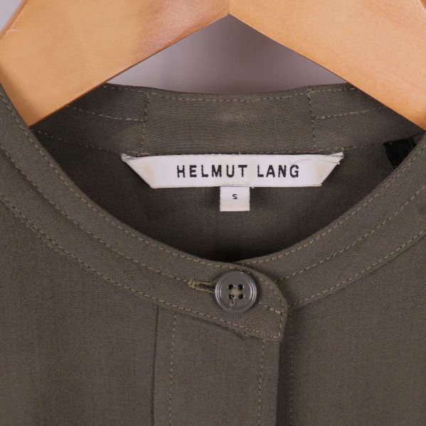 Närbild på Helmut Lang-tag i nacken på skjortan