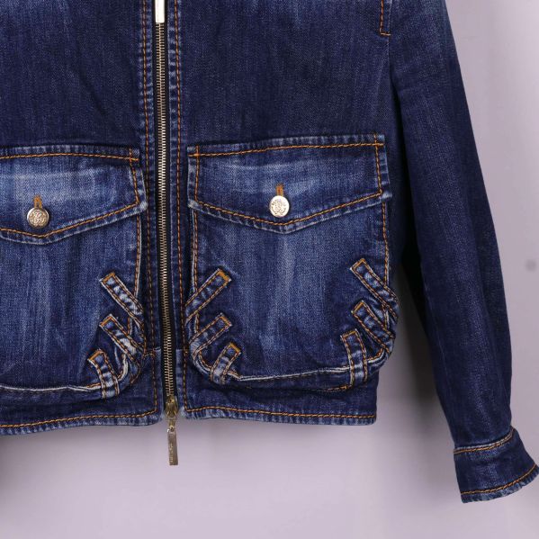 Fickor på jeansjackan med dekorativa detaljer