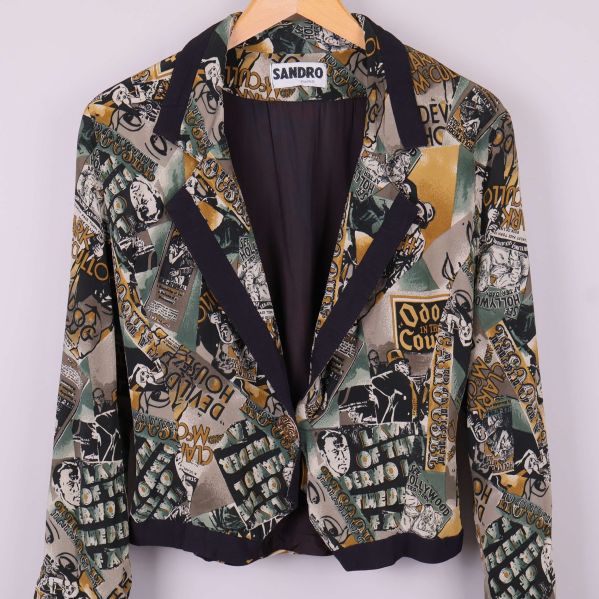 Närbild framsida av blazer, detaljer och print
