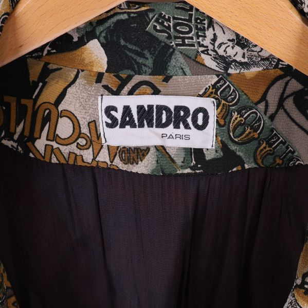 Närbild på Sandro Paris-etikett i nacken