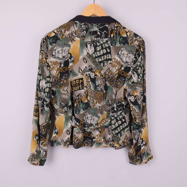 Blazer med grafiskt mönster bakifrån