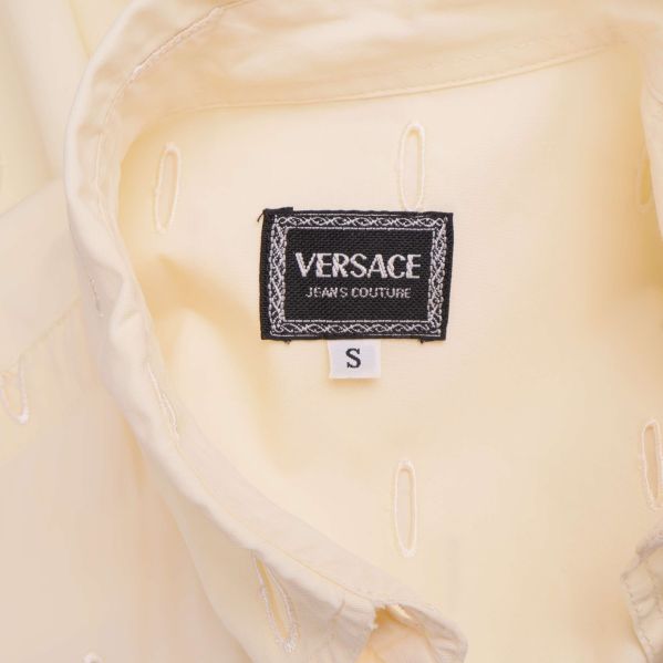 Versace Jeans Couture-varumärke och storlekslapp i skjortans krage