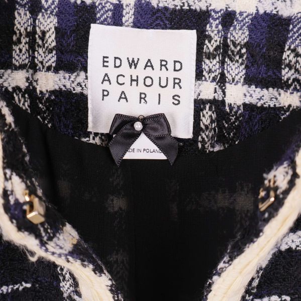 Närbild på etikett med texten Edward Achour Paris