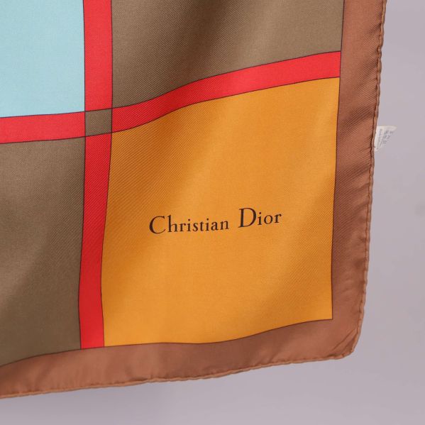 Närbild på hörn med Christian Dior-logga i svart