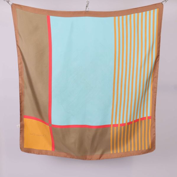 Baksidan av scarf med rutigt och randigt mönster