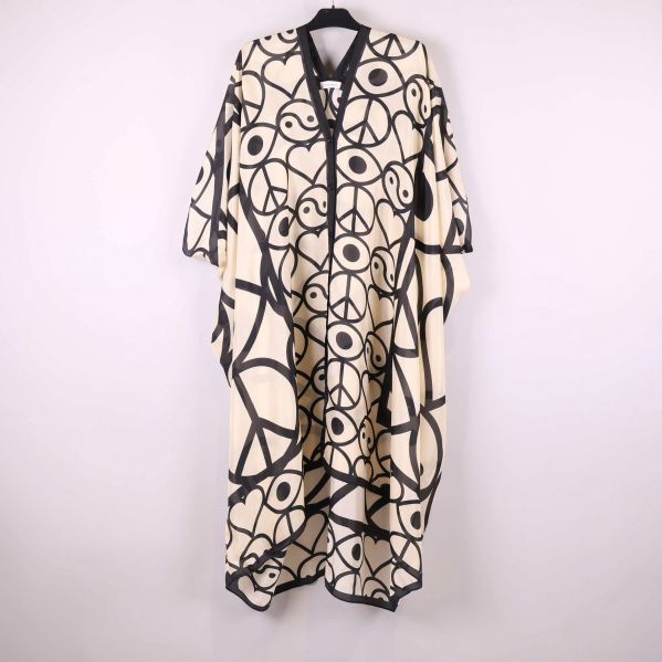 Lång kaftan med svarta symboler på ljus botten
