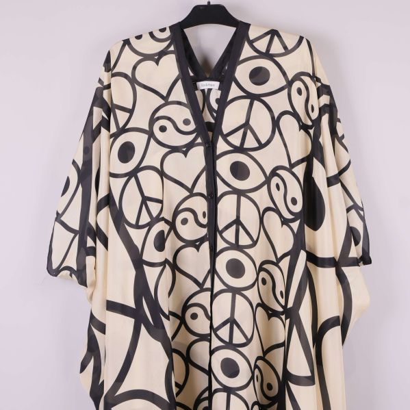 Överkropp och ärm på kaftan med svart kant