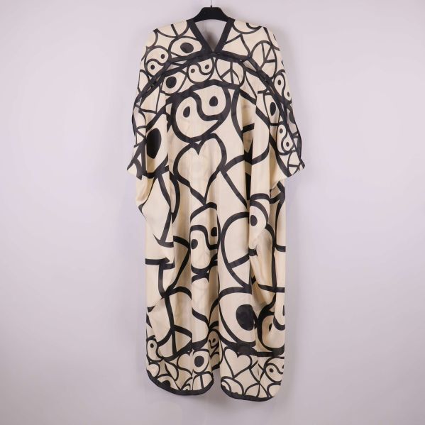 Baksida av kaftan med svarta grafiska mönster