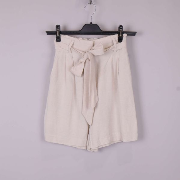 Framsidan av beige shorts med knytband och hög midja