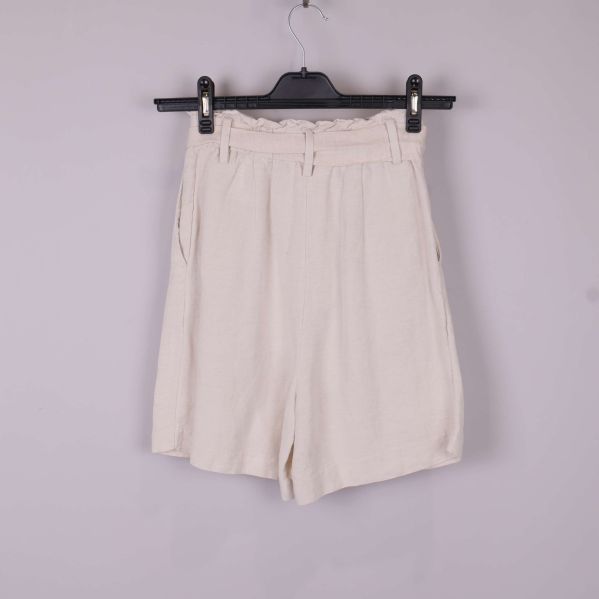 Baksidan av beige shorts med resår i midjan