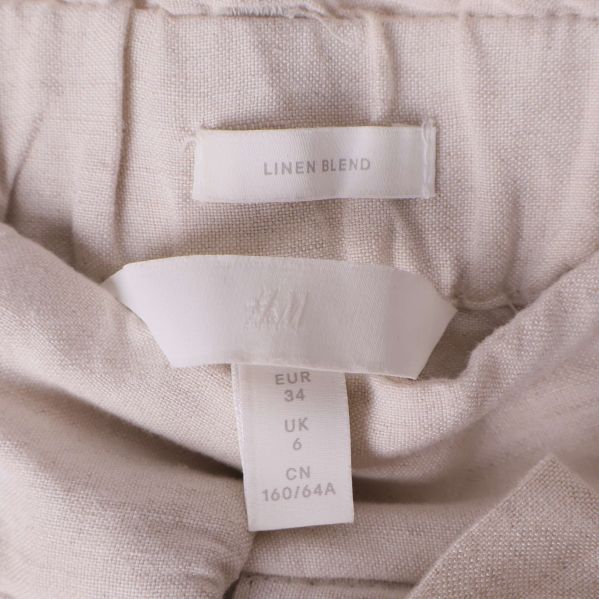 Närbild på etiketter med storlek och material i shorts