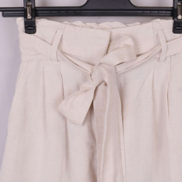 Detaljbild på shortsens midja och knytband