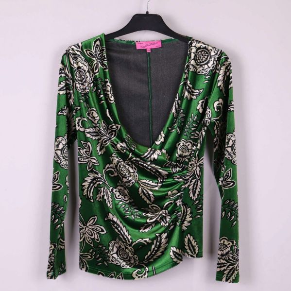 Draperad grön blus med blommigt mönster