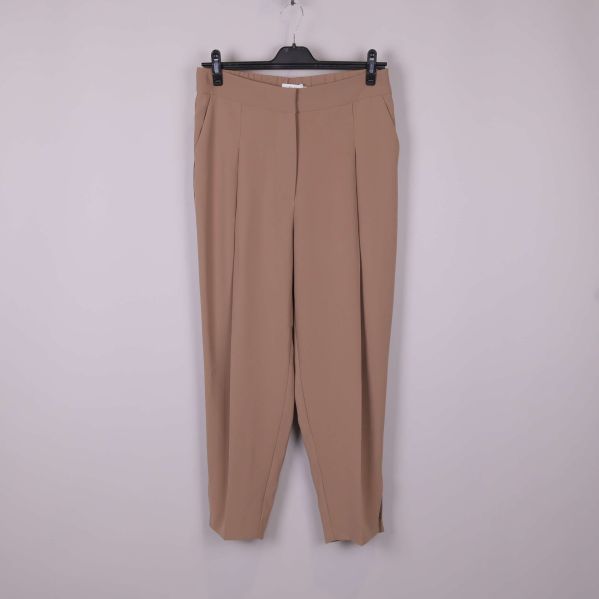 Beige byxa från Stylein, helbild framifrån på galge