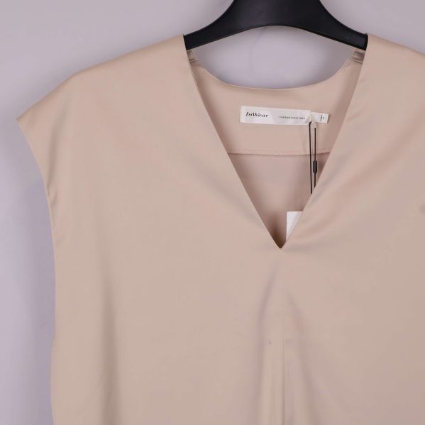 Närbild upptill på v-ringad beige topp från InWear